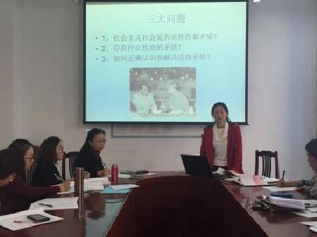 青年教师曹艳华正在试讲
