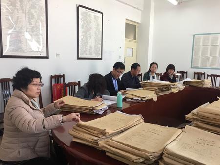 各教研室主人正在检查试卷
