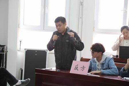 辩论选手在提问