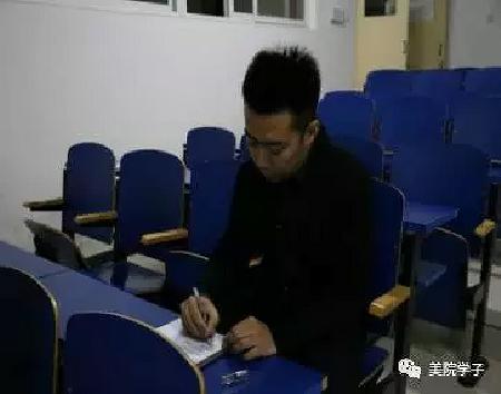 邹浩老师在认真记录