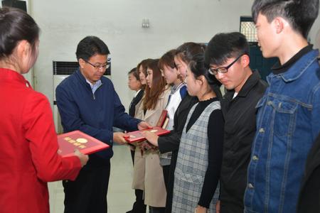 云校长为优秀学员颁奖