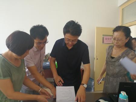 云校长对教师业务档案进行指导