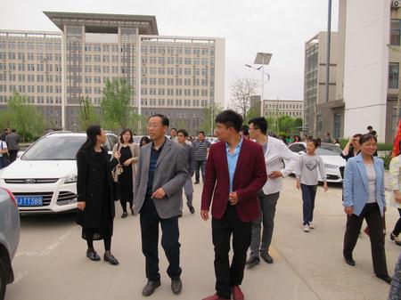 李树旗副院长带领学生参观校园