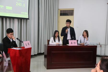 选手们正在激烈辩论