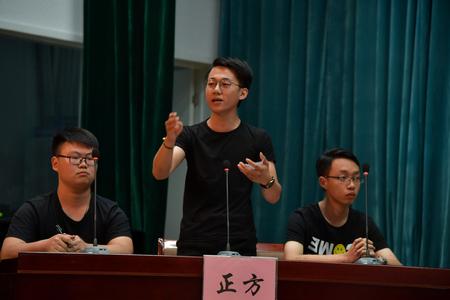 生命科学学院代表队正在发言
