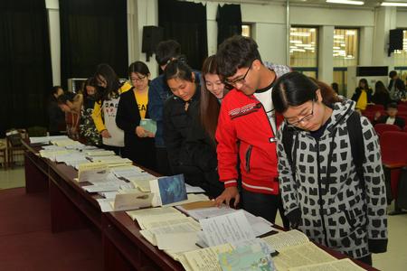 学生们参观优秀笔记