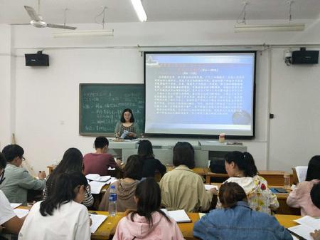 张卓老师在为化工与化学学院授课