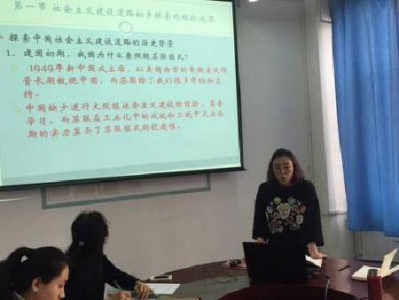 青年教师张卓正在试讲