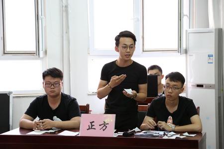 生命科学学院选手在激烈辩论