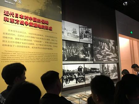 同学们认真听讲 仔细参观