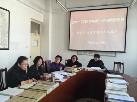 陈玲院长正在回答检查组提问