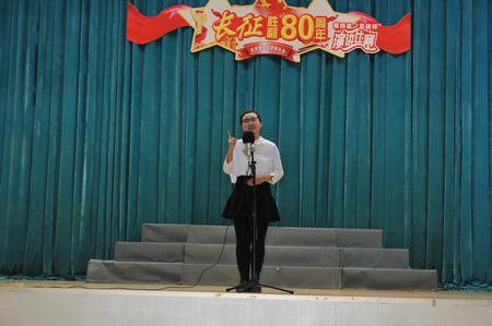比赛选手正在进行演讲