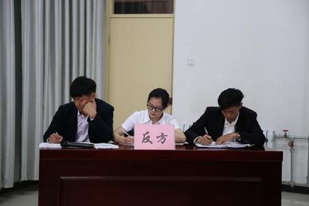辩论选手正在记录对方的提问