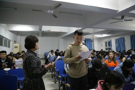 刘朝华老师在与学生互动